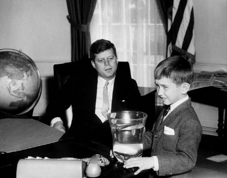 Robert F. Kennedy (j) nagybátyjával, a meggyilkolt John F. Kennedy elnökkel. Fotó: Wikipedia