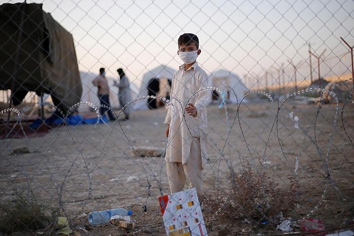 Egy afgán fiú áll az afganisztáni-iráni határon az iráni Szisztán és Beludzsisztán tartományban 2021. augusztus 16-án. ( EPA/MOHAMMAD JAVADZADEH/Iráni vöröskereszt)