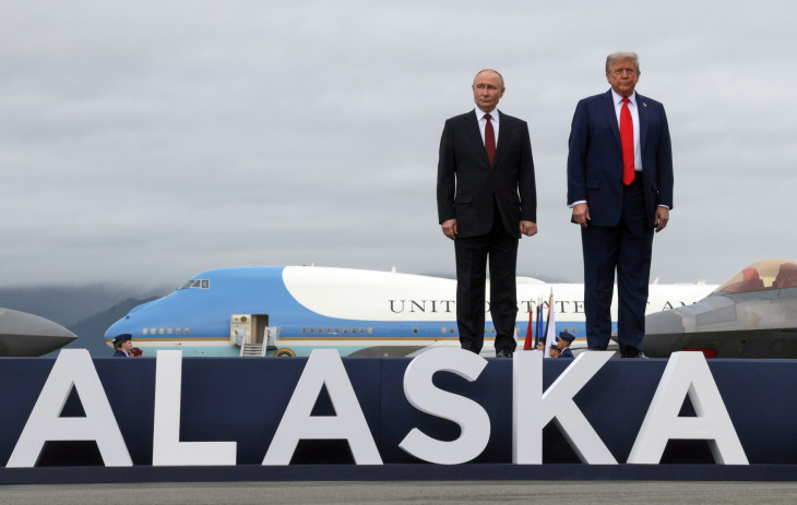  Donald Trump amerikai (j) és Vlagyimir Putyin orosz elnök az ukrajnai rendezést szolgáló amerikai-orosz csúcstalálkozón helyszínén, az Elmendorf-Richardson katonai bázison, az alaszkai Anchorage-ben 2025. augusztus 15-én. 