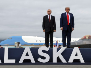  Donald Trump amerikai (j) és Vlagyimir Putyin orosz elnök az ukrajnai rendezést szolgáló amerikai-orosz csúcstalálkozón helyszínén, az Elmendorf-Richardson katonai bázison, az alaszkai Anchorage-ben 2025. augusztus 15-én. 