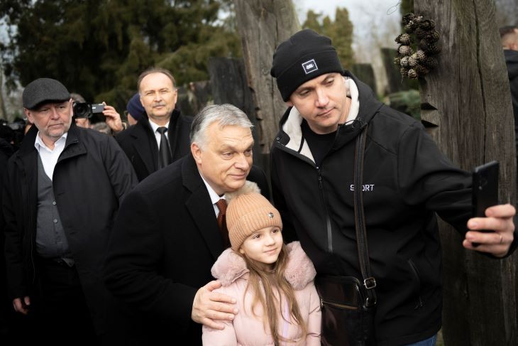 Orbán Viktor Szatmárcsekén. Ki kit használ felt? A szelfis a kormáényfőt, vagy a kormányfő a kislányt. Fotó: MTI/Miniszterelnöki Sajtóiroda:
