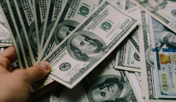 Soha nem látott mélységben a forint - ezúttal a dollárral szemben