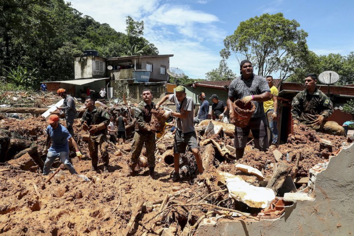 Áldozatok után kutatnak mentőalakulatok tagjai és civilek a brazíliai Sao Paulo állam partvidékén fekvő Sao Sebastiaóban történt földcsuszamlást követően február 21-én. Fotó: MTI/EPA/EFE/Sebastiao Moreira