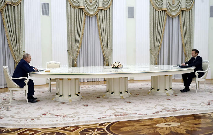 Ezúttal nem a nagy asztalnál egyeztettek (Fotó: MTI/AP/Pool/Szputnyik)