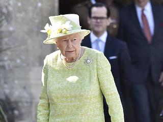 A nap képe: miközben Britannia lángol, a királynő lovakkal barátkozik