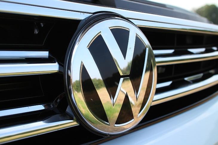 Rendet vág a vírus a tőzsdéken, elégedett a VW az elektromos modelljével