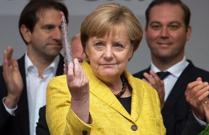 Menni vagy nem menni? Ha Merkel interjút vállal, baj szokott lenni