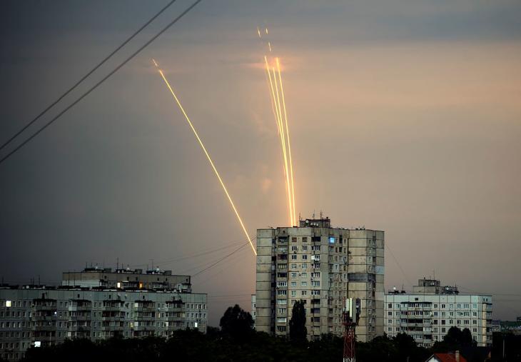 Rakétákat lőnek Ukrajna felé az oroszországi Belgorodból az ukrajnai Harkivból nézve 2022. augusztus 15-én hajnalban. Fotó: MTI/AP