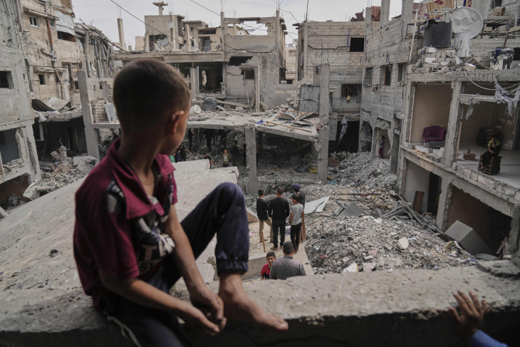 Az al-Lahham család izraeli légicsapásban lerombolt otthonát nézik palesztin gyerekek a Gázai övezetben levő Hán-Júnisz városban 2025. május 15-én. 