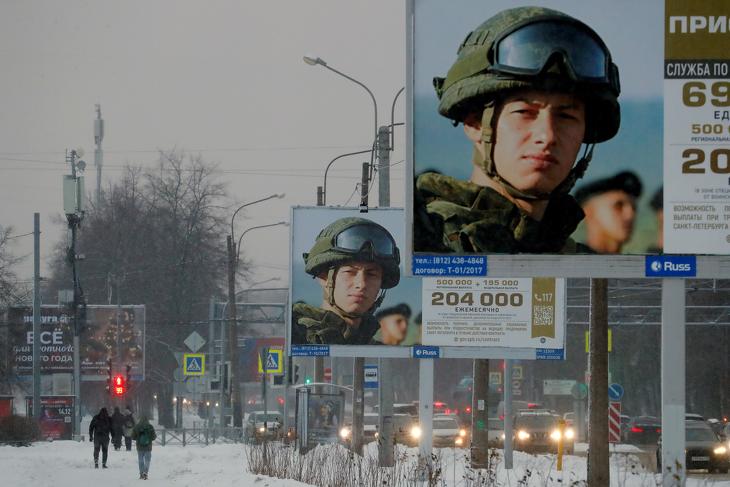 Az orosz hadsereg toborzó hirdetései Szentpéterváron. Egyre kevésbé tetszik a lakosságnak? Fotó: EPA / Anatoly Maltsev
