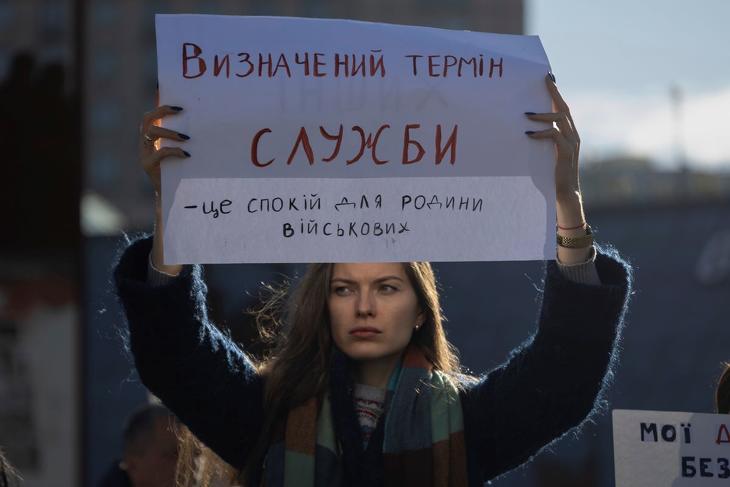 A férjét hazaváró Katerina Zahidko az ukrán katonák leszerelést követelő hozzátartozói tüntetésen a kijevi Függetlenség terén 2023. október 27-én.  Fotó: MTI/AP