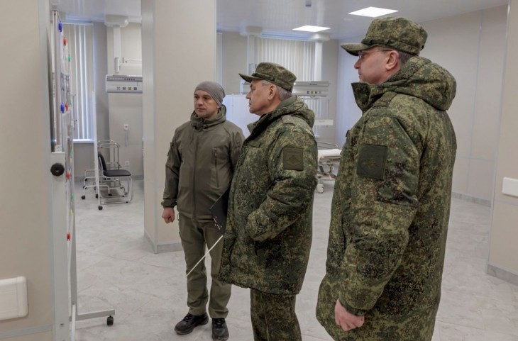 Az orosz védelmi minisztérium sajtószolgálatának felvételén Szergej Sojgu orosz védelmi miniszter megtekint egy kórtermet egy új épületegyüttes bejárásán a donyecki régió Oroszország által ellenőrzött részén, a kelet-ukrajnai Mariupolban 2023. március 6-án. Fotó:  MTI/EPA/Orosz védelmi minisztérium sajtószolgálata