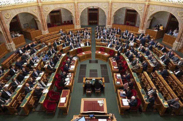 Mekkora vagyonokon ülnek a parlamentben?