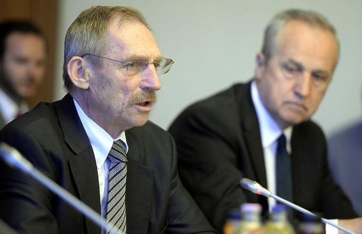 Pintér Sándorhoz fordultak kétségbeesésükben a közszolgálati dolgozók