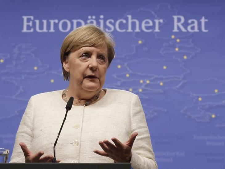 EU-csúcs: elengedte Weber kezét Merkel