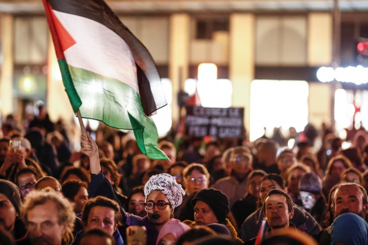 Palesztin párti tüntetés Párizsban 2023. november 2-án. A közel-keleti konfliktus kiújulása Franciaországban is felkorbácsolta az érzelmeket. Fotó: EPA/YOAN VALAT