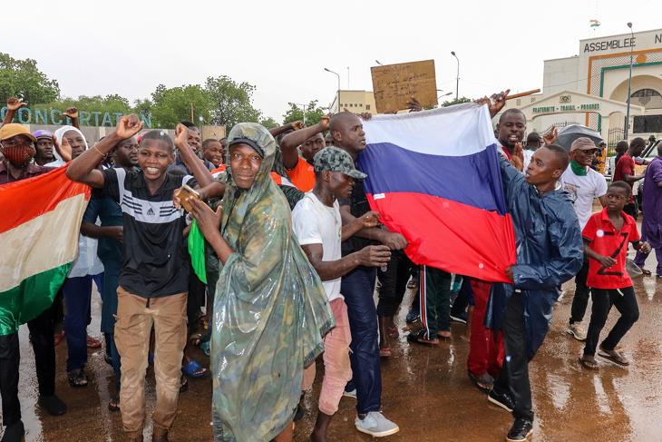 A puccsisták mellett tüntetők a nigeri mellett orosz zászlókkal is pózolnak - nem nehéz felfedezni az orosz befolyást az események hátterében. Fotó: MTI / EPA / STR