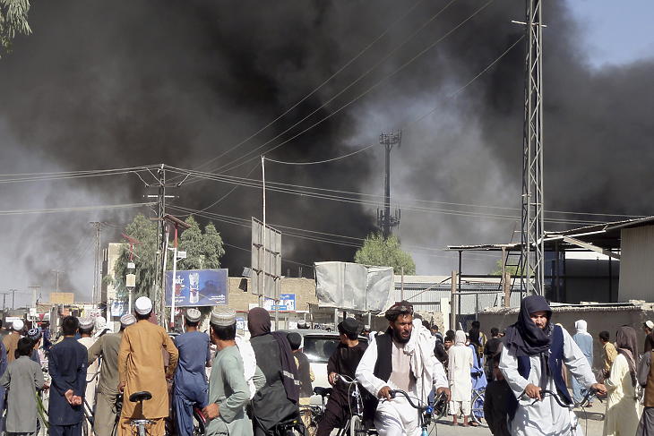 Füst száll a magasba a radikális iszlamista tálib harcosok és a kormányerők összecsapása nyomán a délnyugat-afganisztáni Kandahár városban 2021. augusztus 12-én. A tálibok elfoglalták Kandahárt, Afganisztán második legnépesebb városát. (Fotó: MTI/AP/Sidiqullah Khan) 