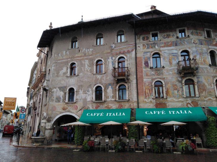 A Caffé Italia épületét órákig lehet csodálni, még esőben is Trento központjában