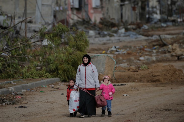 Egy palesztin nő menekül gyerekeivel a Gázai övezet déli részére az északiról a Salah Al Din úton 2023. november 28-án. Fotó: EPA/MOHAMMED SABER 