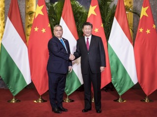 Hszi Csin-ping kínai elnök fogadja Orbán Viktor magyar kormányfőt Sanghajban 2018. november 5-én. Fotó: MTI / Miniszterelnöki Sajtóiroda/Szecsődi Balázs