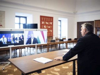 Orbán Viktor miniszterelnök videókonferencián tárgyal Charles Michellel, az Európai Tanács elnökével, valamint a horvát, a belga, a luxemburgi, a szlovák és a svéd miniszterelnökkel a Karmelita kolostorban Fotó: MTI/Miniszterelnöki Sajtóiroda/Fischer Zoltán