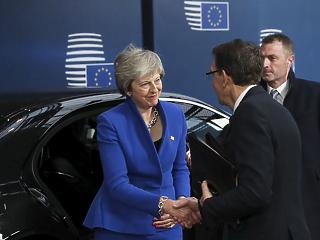 Juncker szomorú, Macron reformot akar - aláírták a Brexitet