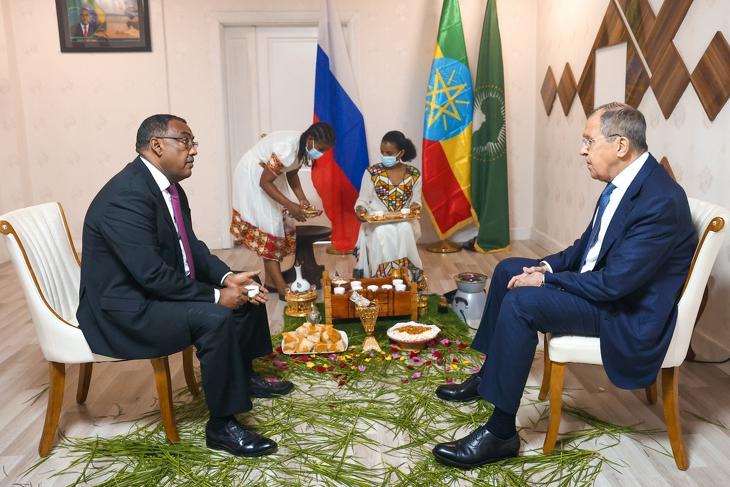 Demeke Mekonnen Haszen etióp külügyminiszter (b) orosz partnerét, Szergej Lavrovot fogadja Addisz-Abebában 2022. július 27-én. MTI/EPA/Orosz külügyminisztérium