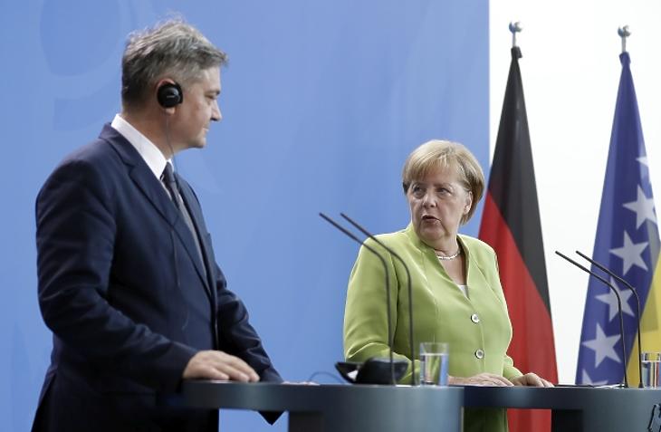 Merkel pénzt ad, hogy az EU-n kívül tartsa a bevándorlókat