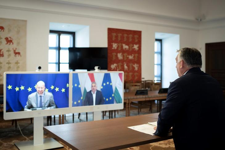 Orbán Viktor videókonferencia keretében tárgyal Charles Michellel a Karmelita kolostorban 2022. május 23-án.  MTI/Miniszterelnöki Sajtóiroda/Benko Vivien Cher