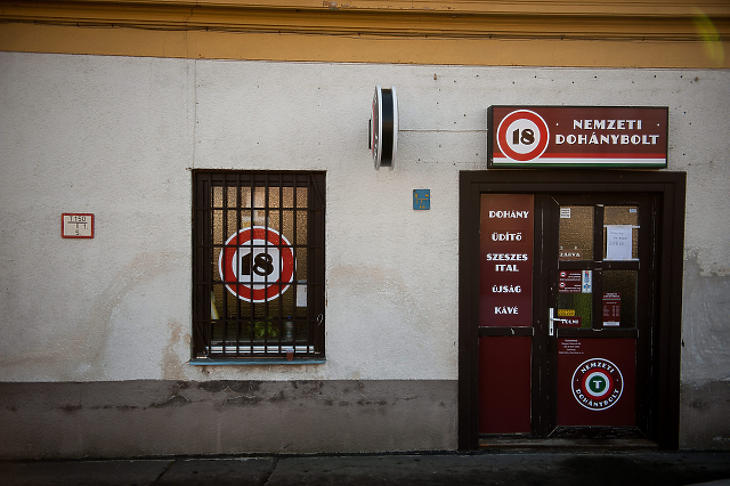 Szembemegy a kormány Lázár Jánossal, megmenekül a bezárástól egy rakás dohánybolt