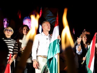 Magyar Péter és támogatói a 2024. június 9-i választás éjjelén 
