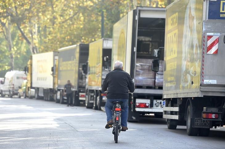 Nem lesz egyenlő fizetés? Nekiugrott az EU tervének a kormány