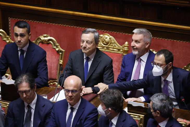Mario Draghi olasz miniszterelnök (hátul, k) és Luigi Di Maio külügyminiszter (mellette balra) a parlamenti felsőház ülésén Rómában 2022. július 20-án, a kormányfőről tartandó bizalmi szavazás napján. Draghi felszólalásában új bizalmi paktumot kért a parlamenti pártoktól a kormányzás folytatására. Fotó: MTI/EPA/ANSA/Fabio Frustaci 