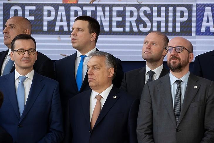 Örökös harcban: Mateusz Morawiecki lengyel kormányfő (balra) és Orbán Viktor a 2019 márciusi EU-csúcson Brüsszelben. EPA/Andrzej Lange