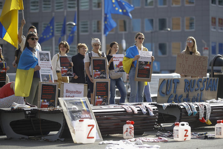 Az orosz olaj- és gázimport elleni uniós szankciókat követelő ukránok demonstrálnak az EU-tagországok külügyminisztereinek találkozójának idején Brüsszelben 2022. május 16-án. Fotó: MTI/EPA/Olivier Hoslet 