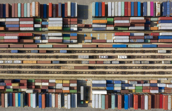 Jön a pénzügyi szőnyegbombázás, akármennyibe kerül