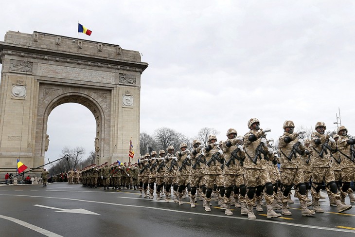 Mennek előre - a román hadsereg kommandósai a december 1-jei román nemzeti ünnep alkalmából tartott bukaresti díszszemlén 2017-ben. Fotó: MTI/EPA/Robert Ghement