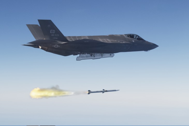 F-35-ös indít útjára egy AIM-120 AMRAAM rakétát. Hiába látja a célt a pilóta, ha nem tudja elég messziről lelőni. Fotó: Wikimedia