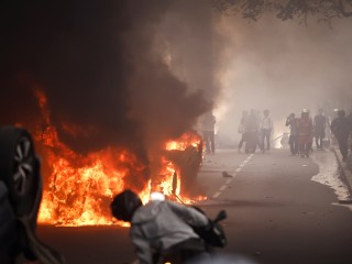 Utcai harcok tüntetők és rendőrök között a Párizs közeli Nanterre-ben 2023. június 29-én. Fotó: EPA/YOAN VALAT 