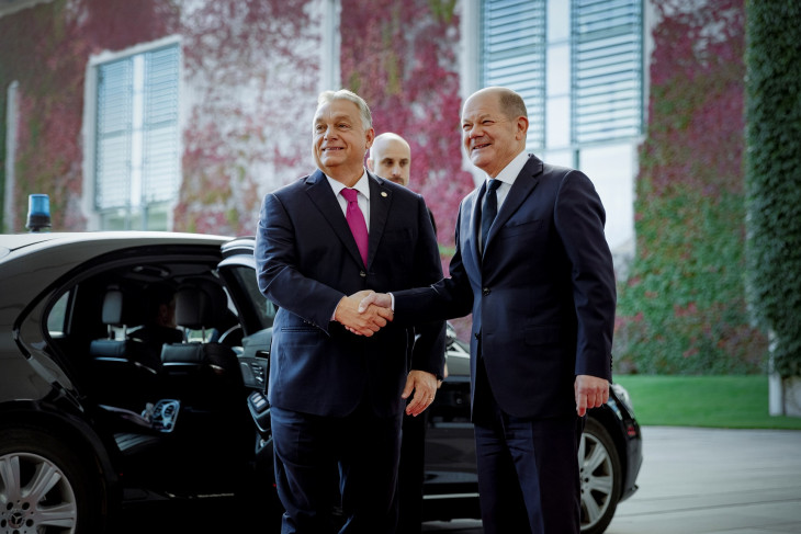 Olaf Scholz fogadja Orbán Viktor miniszterelnököt a Berlini Folyamat 10. csúcstalálkozóján Berlinben 2024. október 14-én