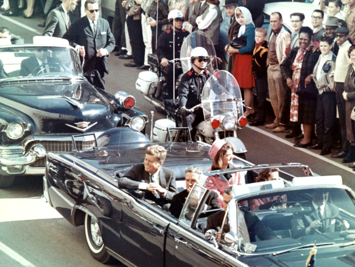 John F. Kennedy Dallasban a merénylete előtt pár perccel
