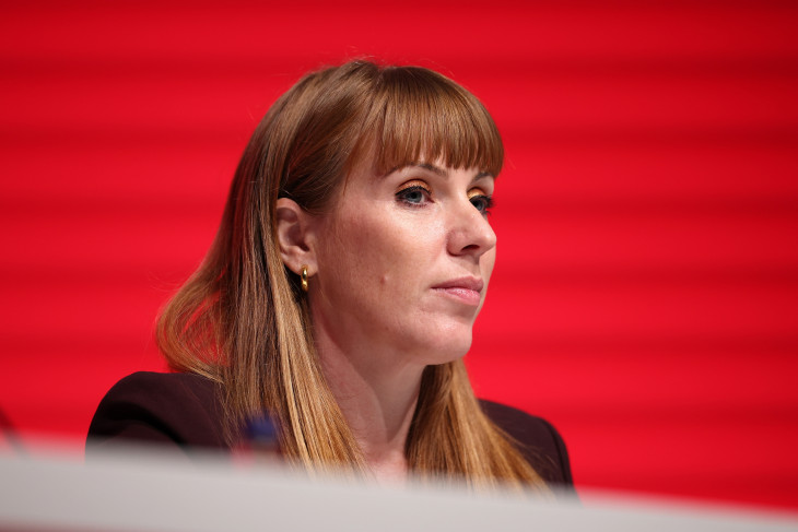 Angela Rayner brit munkáspárti miniszterelnök-helyettes a kormányzó brit Munkáspárt párt éves kongresszusán Liverpoolban 2024. szeptember 23-án, a négynapos rendezvény második napján. 