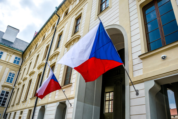 A cseh államfői rezidencia épülete Prágában – súlyos pénzbüntetésre számíthatnak a sértegetők
