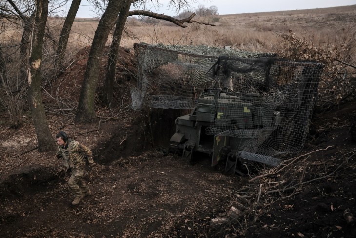 Ukrán katona harc közben a donyecki régióban 2023. november 4-én. Fotó: EPA/Oleg Petrasyuk 