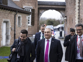 Összedugják a fejüket az EU nagy emberei – Orbán Viktor mosolyogva érkezett