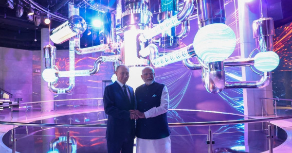 Narendra Modi indiai miniszterelnök és Vlagyimir Putyin orosz elnök az atombiztos kapcsolatokra épít
