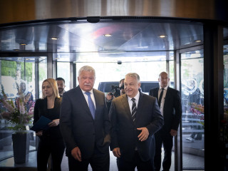 Orbán Viktor érkezik az OTP közgyűlésére a Kempinski Hotel Corvinus Budapest szállodában, mellette a vezérigazgatói posztról leköszönő Csányi Sándor

