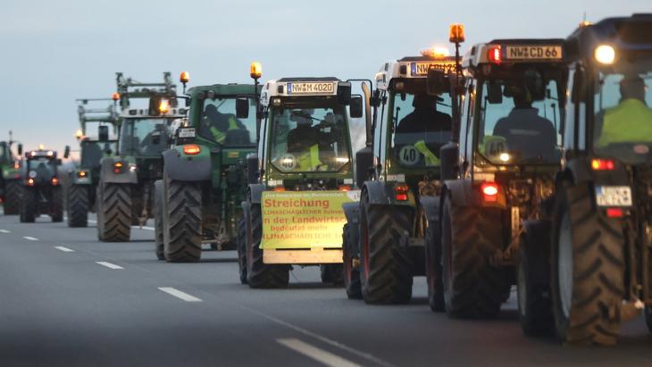 Traktorok borították fel a menetrendet Prágában
