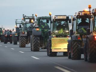 Traktorok borították fel a menetrendet Prágában